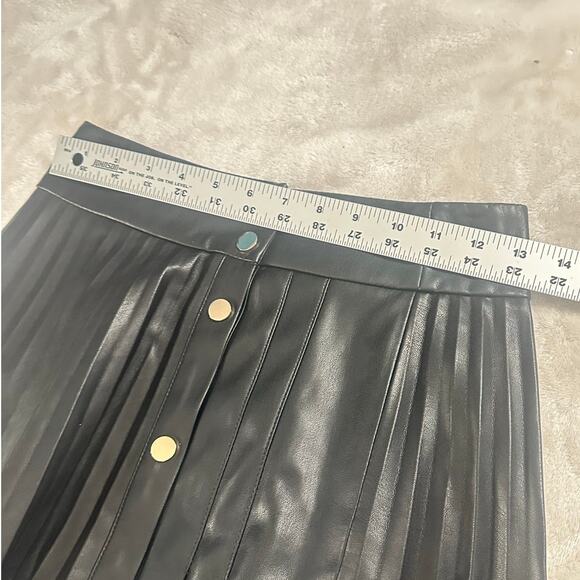 Zara Pleated Mini Skirt Women's XS Black Vegan Leather Button Accent - Picture 9 of 12